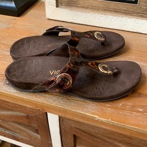 Vionic tortoise print flip flops